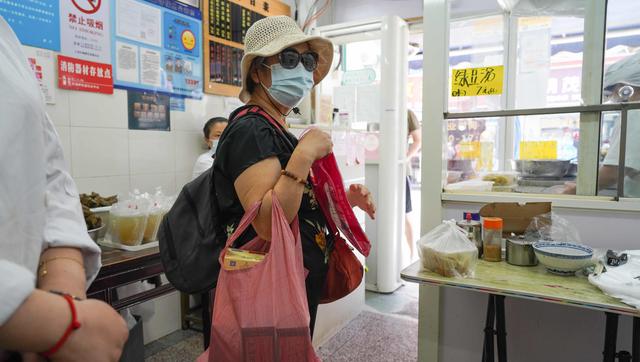 馄饨|百年老店碰上旧改,“烟火气”何以留住?