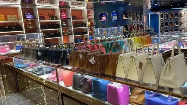 奢侈品行业|爱马仕不香了!杭州女子卖掉10多只包换现金!有人砸120万买百达翡丽手表投资,结果飞快“打脸”……