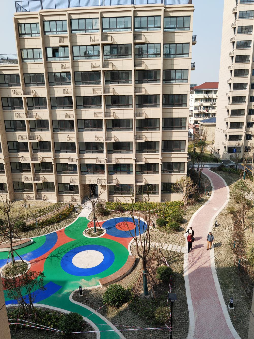 公房|上海这个小区,“老破小”变身新房,居民还能买下租赁公房变为产权房