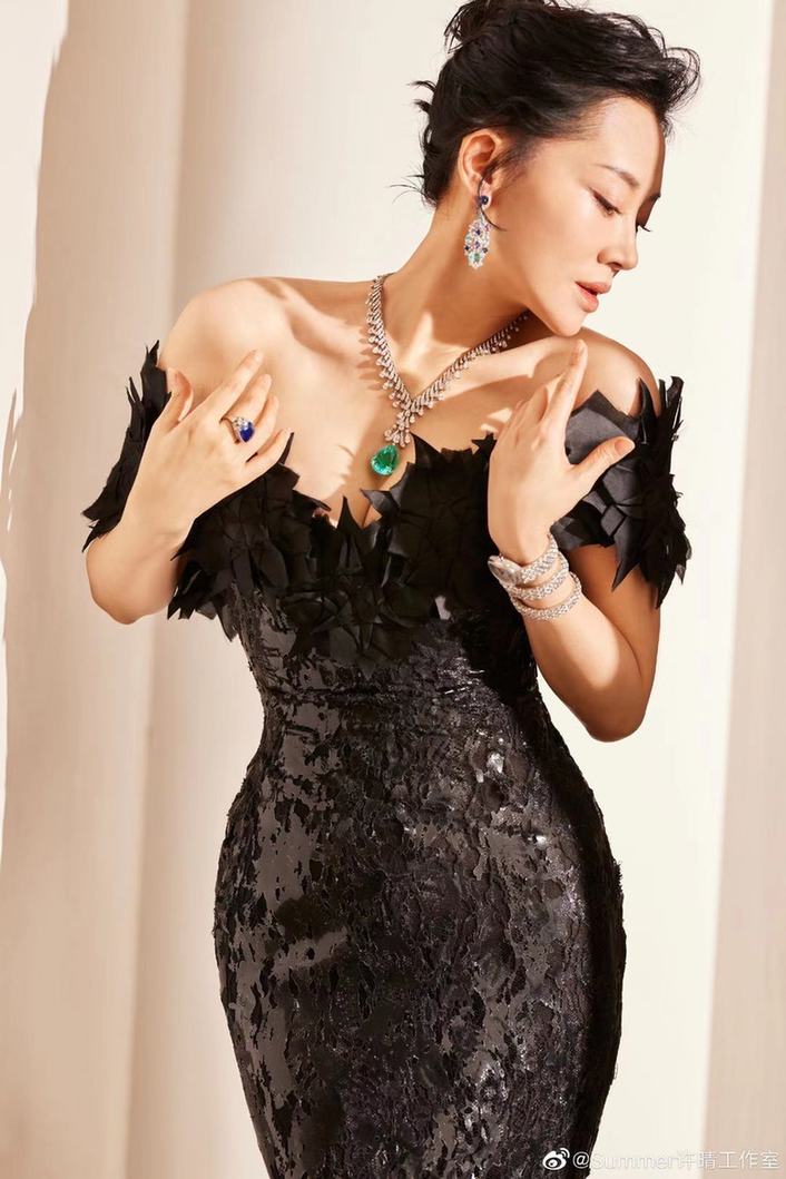 身材凹凸|52岁许晴美照少女感足 穿深V礼服身材凹凸有致