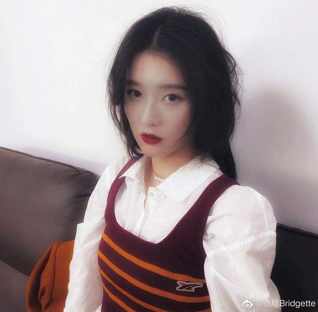 红唇|乔欣对镜撩发红唇撩人 港风复古妆容精致明艳