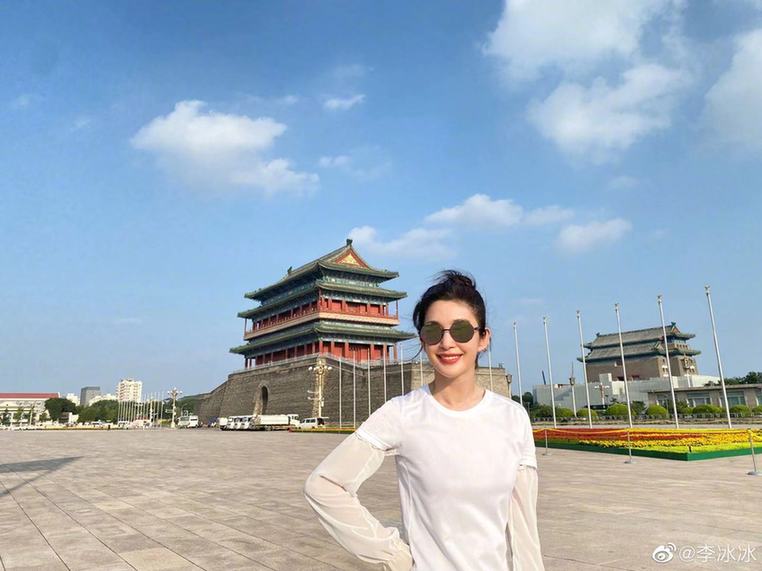 银丝|李冰冰穿银色上衣亮眼前卫 银丝发饰时髦又靓丽