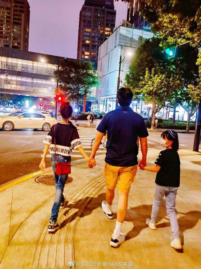 永不瞑目|陆毅罕见同框两女儿 13岁贝儿腿长1米1亭亭玉立