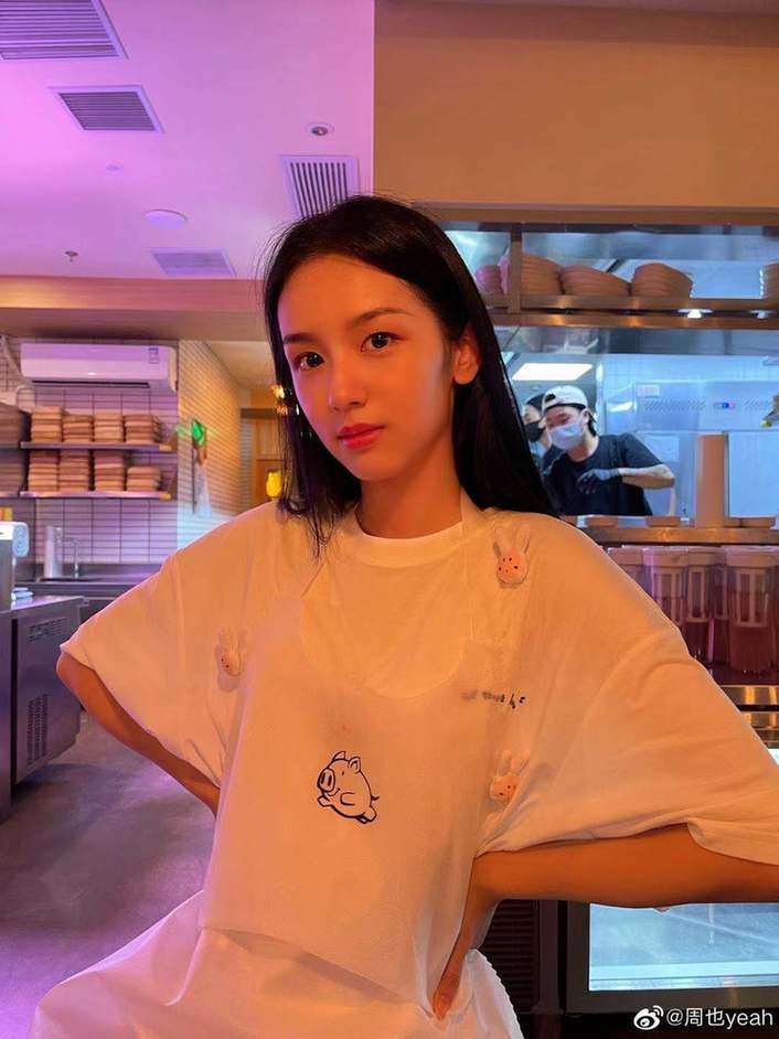 造型|周也黑长直造型搭衬衫清纯甜美 少女氛围感拉满