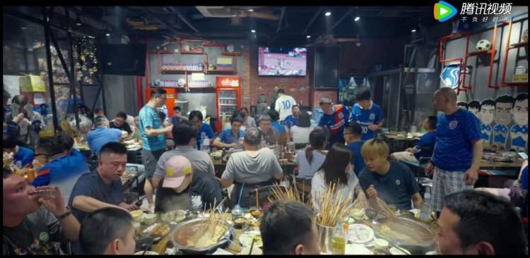 洛克公园|申花主题餐厅歇业后,老板当上核酸采样员,“收入不低,也有成就感”