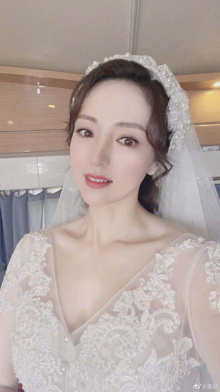 穿黑色|董璇扎丸子头清爽利落 穿黑色上衣休闲又简约