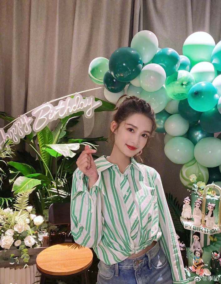 蛮腰|李沁穿条纹衬衫扎丸子头小清新 蛮腰长腿瞩目