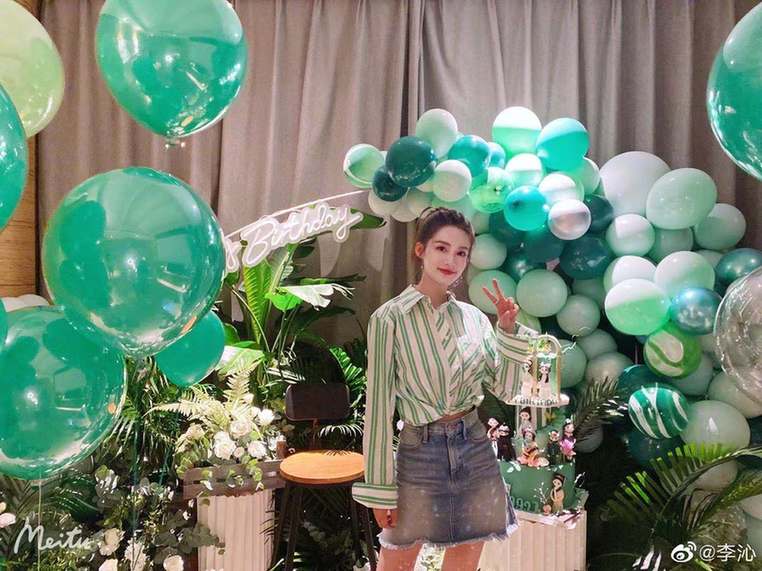 蛮腰|李沁穿条纹衬衫扎丸子头小清新 蛮腰长腿瞩目