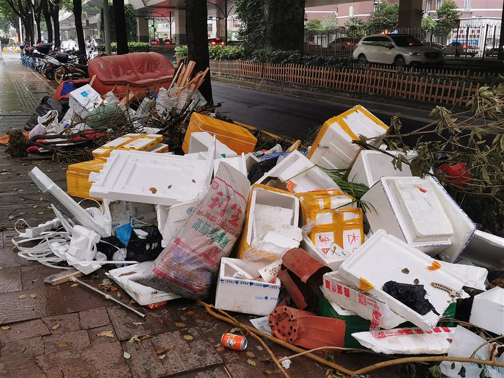 装修垃圾|深夜,成堆泡沫箱被偷偷扔到延安路高架下!“可回收”垃圾为何要偷倒?
