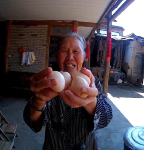 分享狂魔|孙子给装了可视门铃后,可爱奶奶秒变“分享狂魔”!网友看笑又哭了