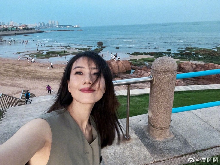 熨烫机|高圆圆海边美照迷人 腰肢纤细皮肤白皙侧颜精致