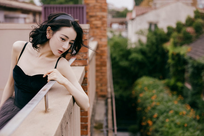 pose|热巴对镜摆pose搞怪鬼马精灵 裤子内搭太抢镜