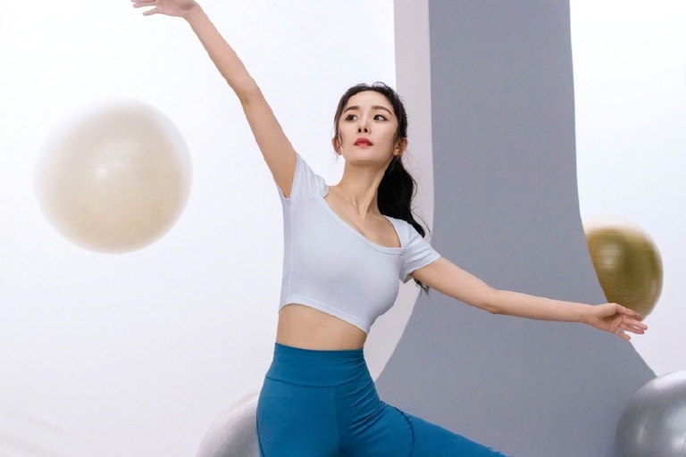 瑜伽服|35岁杨幂状态绝了 穿瑜伽服秀天鹅颈姿态优雅
