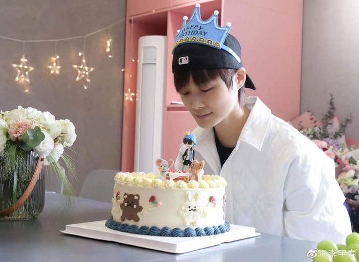 MAMA|李宇春晒海边游玩照 奔跑跳跃兴奋之情溢于言表