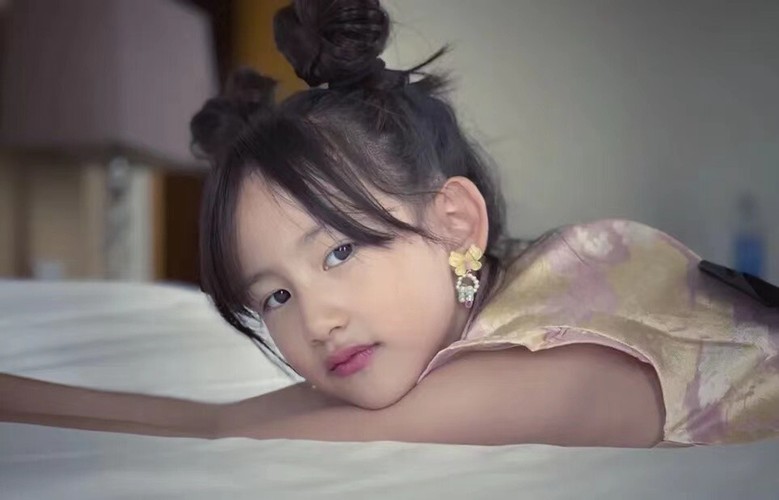 颜值|孙莉小女儿近照变样 9岁妹妹涂口红戴耳环颜值高