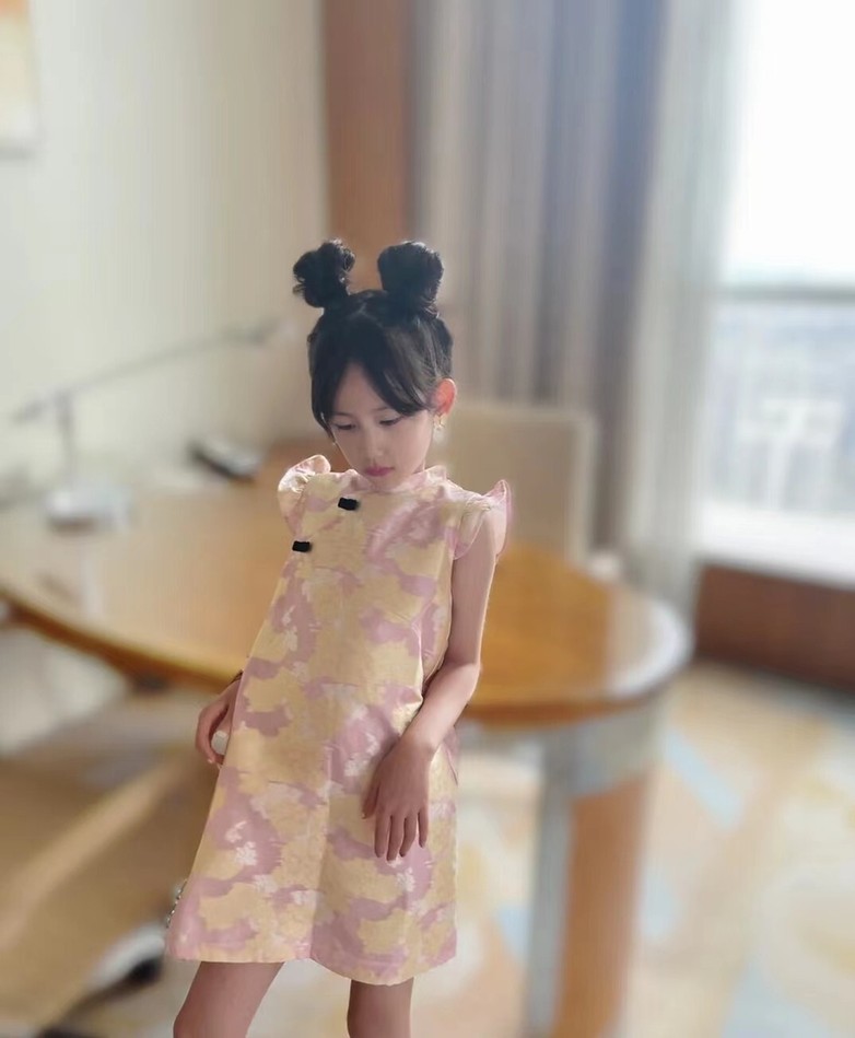 颜值|孙莉小女儿近照变样 9岁妹妹涂口红戴耳环颜值高