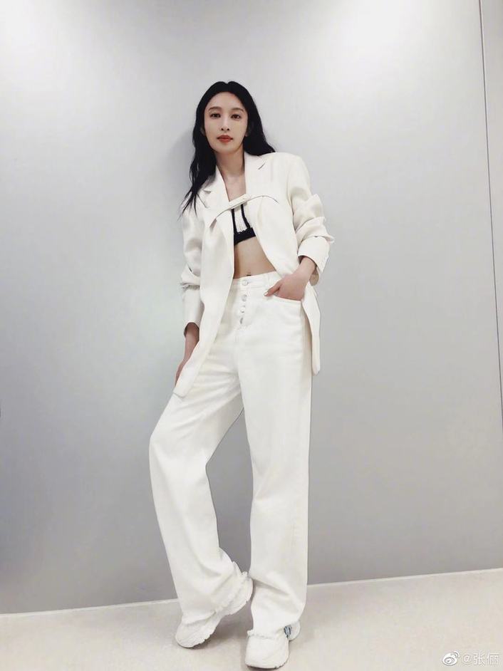 小蛮腰|36岁张俪穿露脐装小蛮腰吸睛 身材纤细曲线美