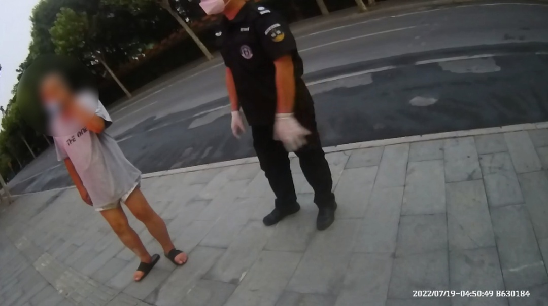 高境镇|老人想故地重游却不慎迷路,民警暖心陪护