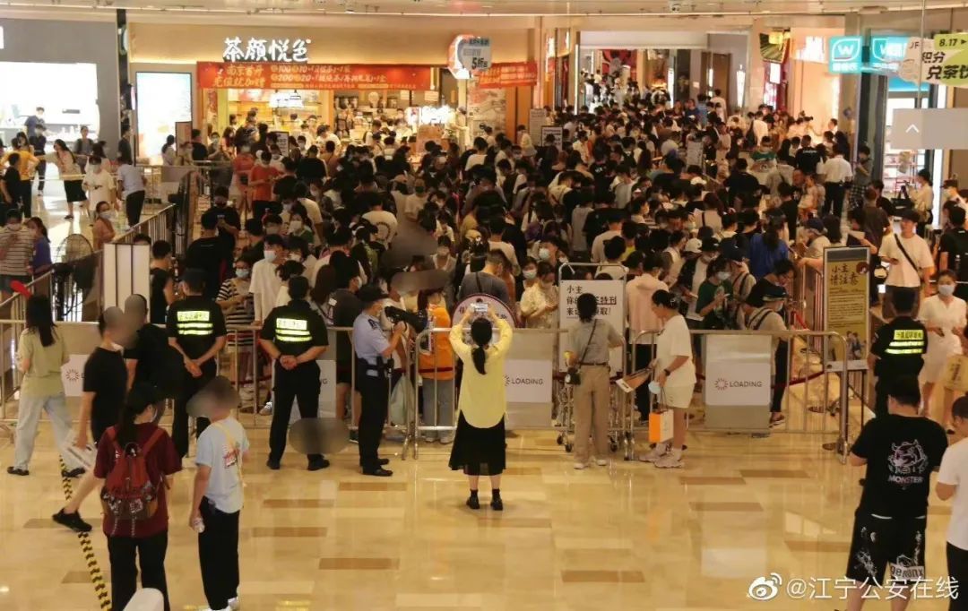 奶茶|网红奶茶新店排队“惊动”警方,代购一杯要200?公司道歉