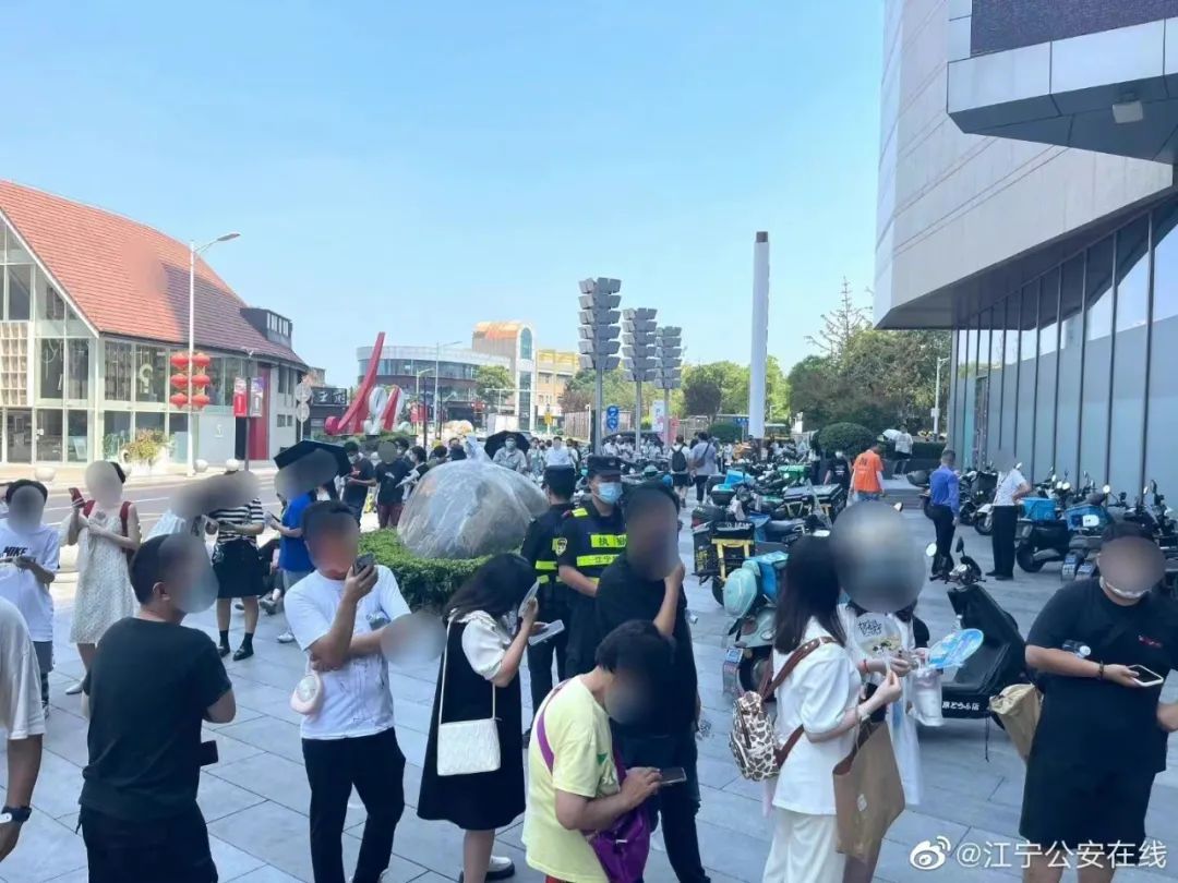 奶茶|网红奶茶新店排队“惊动”警方,代购一杯要200?公司道歉