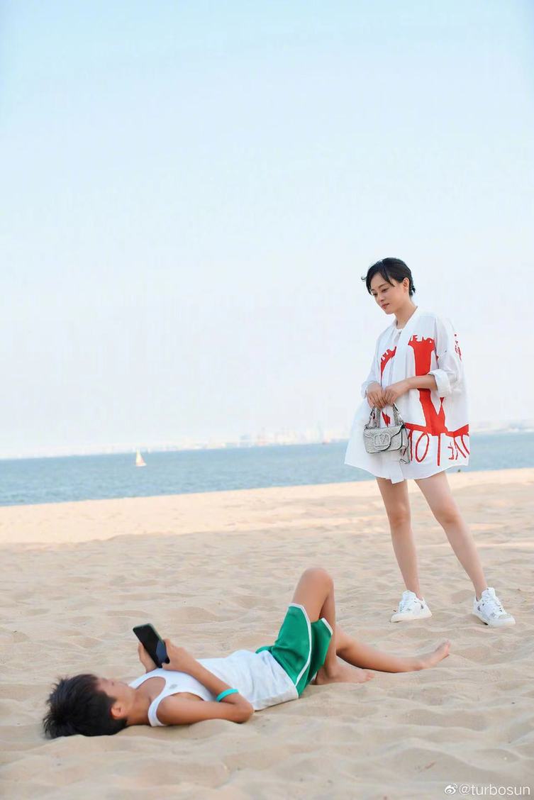 凹造型|等等躺沙滩上为孙俪拍照成片专业 纤细长腿抢镜