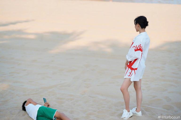 凹造型|等等躺沙滩上为孙俪拍照成片专业 纤细长腿抢镜