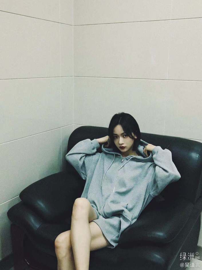 下颌|吴谨言下衣失踪秀美腿 仰头看镜头露出精致下颌