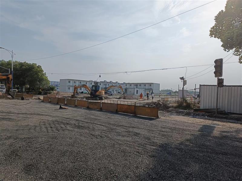 围挡|大型商品房工地“豪横”施工:漫天灰尘无围挡,一旁小区遭了殃