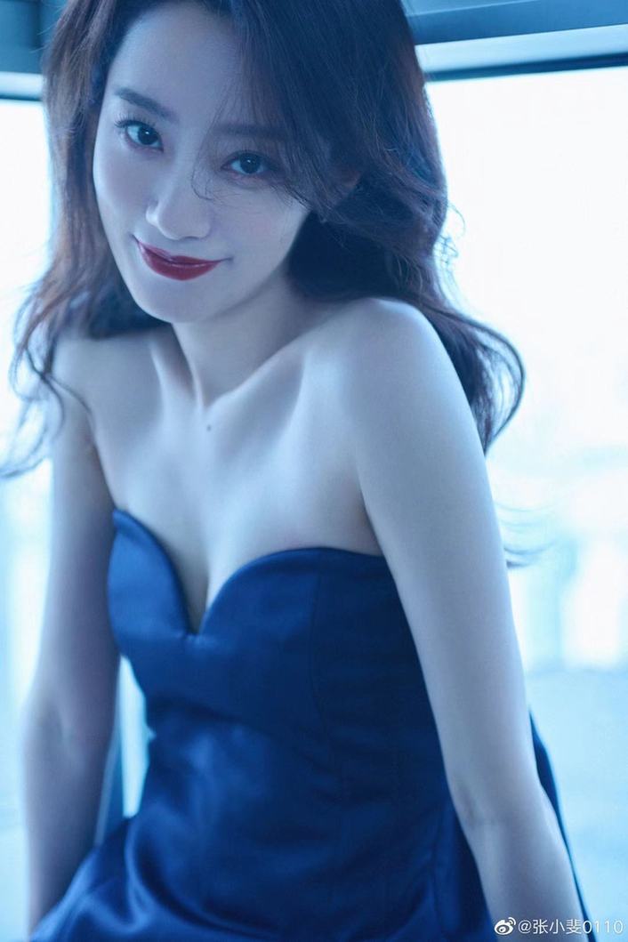 身材曲线|张小斐穿抹胸裙身材曲线优越 眼神极具故事感