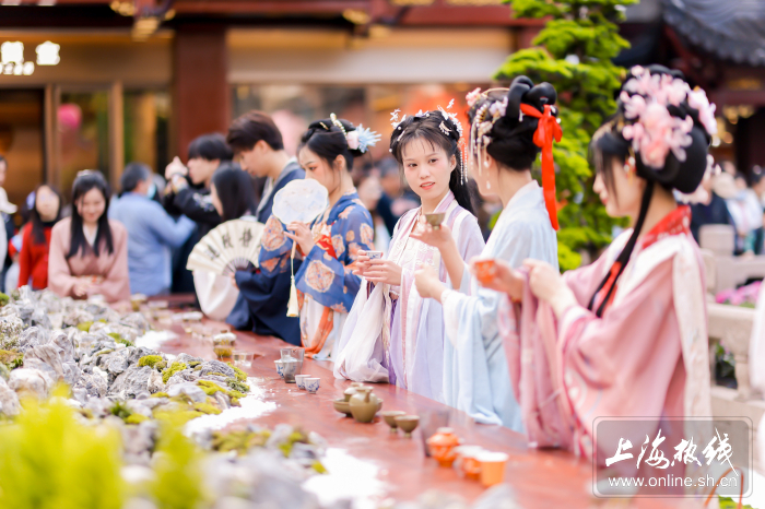 直击!豫园沉浸式体验中国茶非遗 还有一大波汉服美女品茶斗茶——上海热线消费频道
