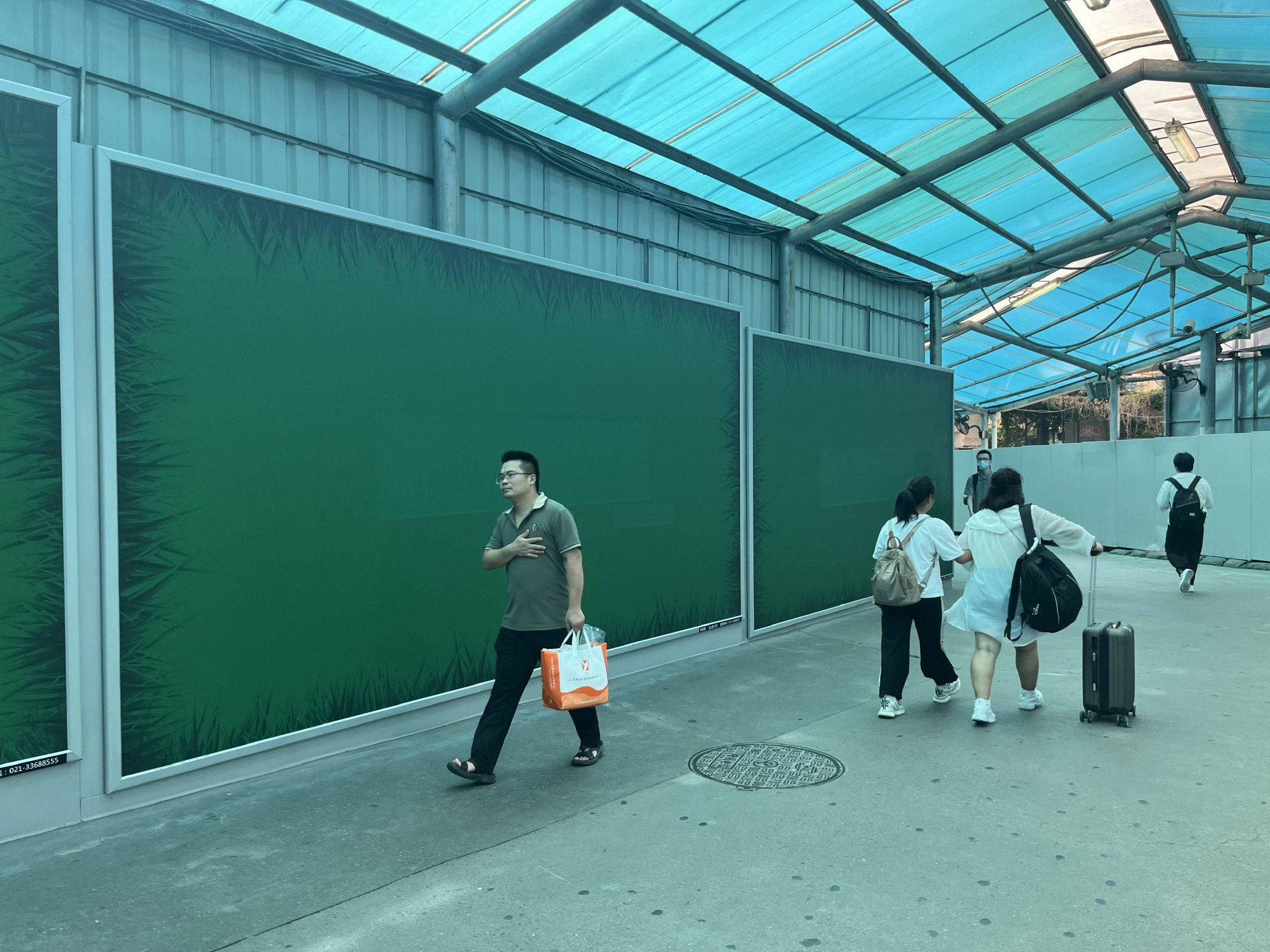 上海宜山路地铁站换乘通道“鸡汤标语”已被抹掉。澎湃新闻记者 李佳蔚 实习生 顾祎心 摄