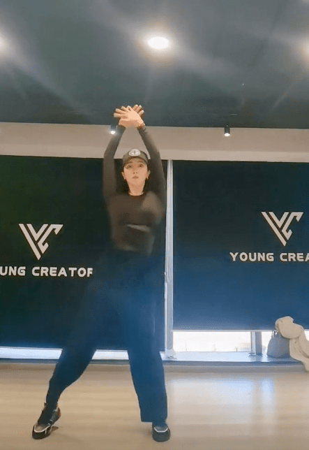 央视主持人|央视李思思穿紧身衣跳热舞！卡点标准动作干净