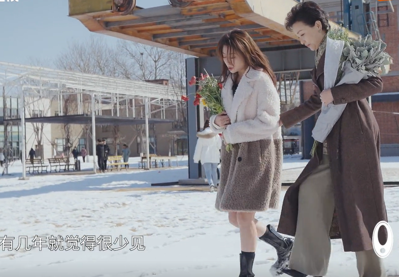 自曝|42岁殷桃自曝爱吃油腻盒饭 秀长腿少女感十足