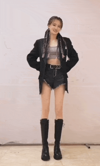 热裤|徐璐穿热裤搭配马丁靴秀逆天长腿 纤腰曲线优美