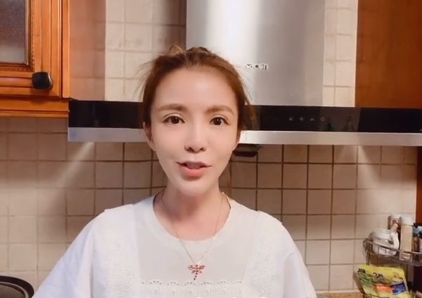 央视主持人|央视主持朱迅罕见秀恩爱 被大8岁老公甜蜜喂食