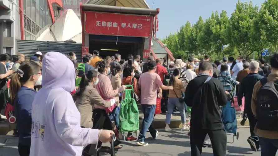华润万家|闵行＂压力测试＂首日 七宝一家超市出现短时拥挤