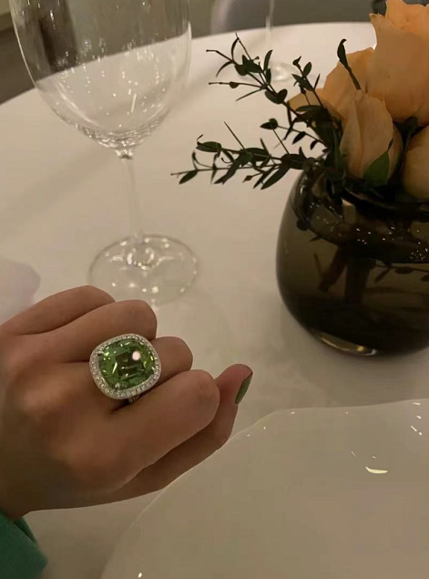 镶钻|阚清子晒奢华鸽子蛋戒指 镶钻一圈闪瞎价格不菲