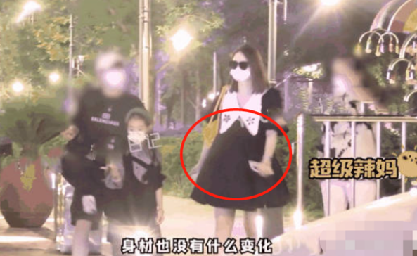 孕周|戚薇挺孕肚带女儿聚餐 穿蓬蓬裙孕肚明显四肢纤细