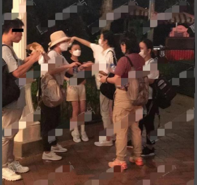 网易娱乐|刘德华妻女游迪士尼 朱丽倩打扮朴素10岁女儿像爸